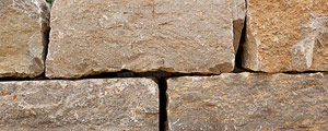 Natursteinmauer - Gespaltener Bruchstein aus gemischtem Muschelkalk.