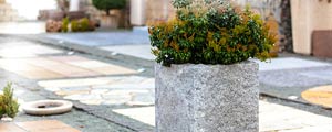 Natursteinmöbel - Blumenkübel aus Granit.