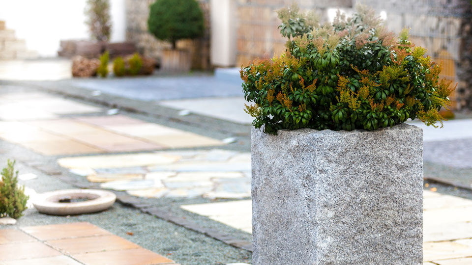 Möbel aus Naturstein – Blumengefäß aus Granit